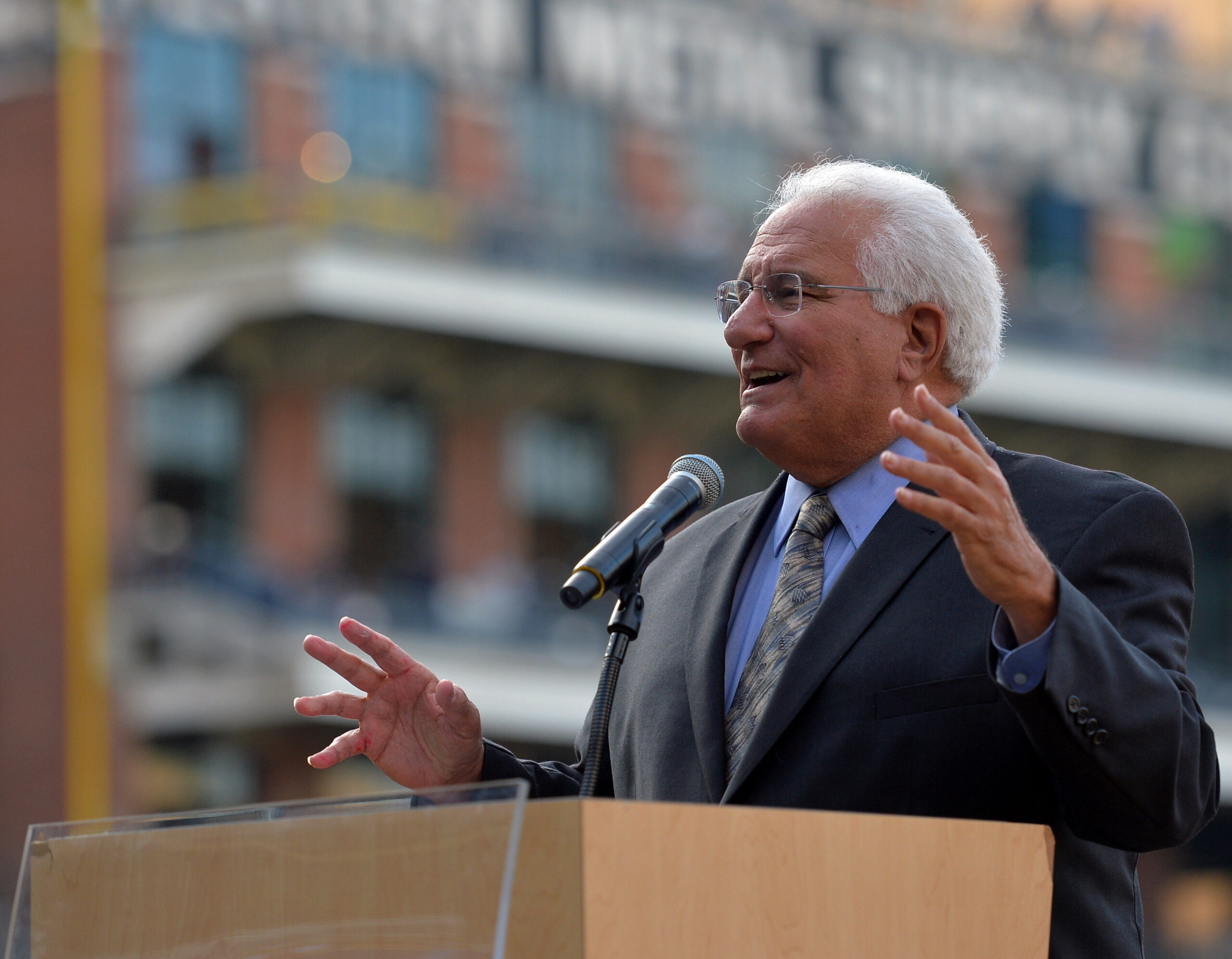 Padres' Ted Leitner stepping down