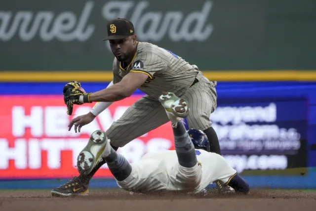 Padres jump on Brewers early to secure a series win